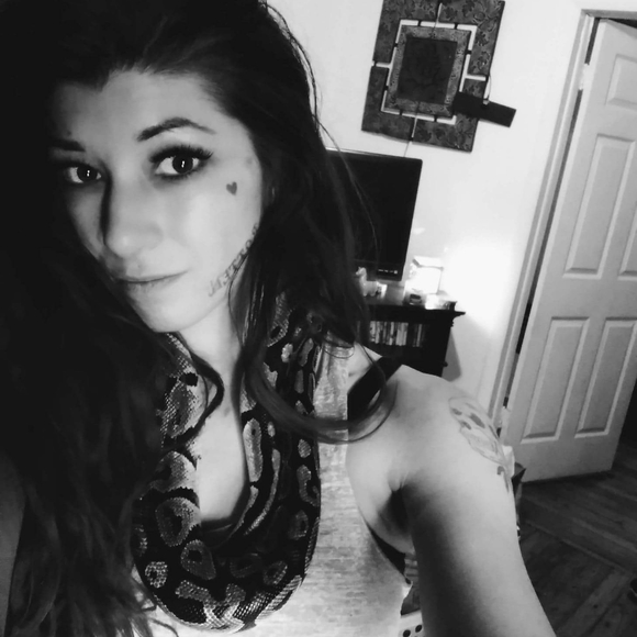 Meet your Posher, Lauren - Picture 5 of 9